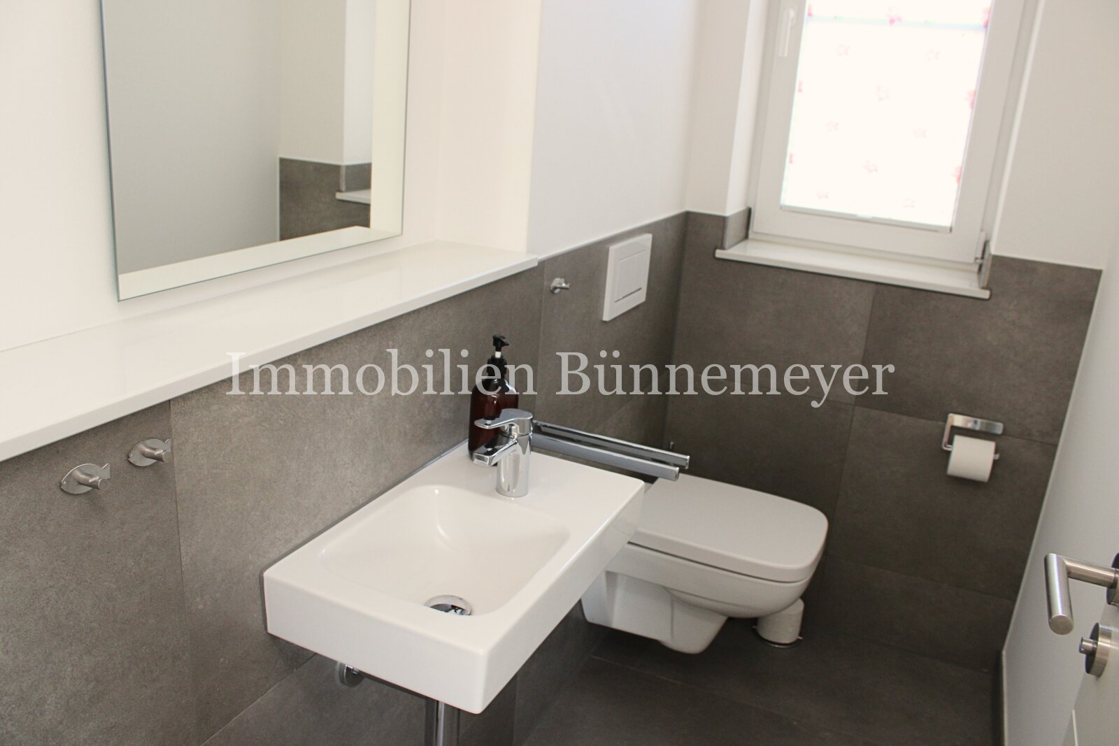 Wunderschöne moderne lichtdurchflutete Wohnung im Obergeschoss 