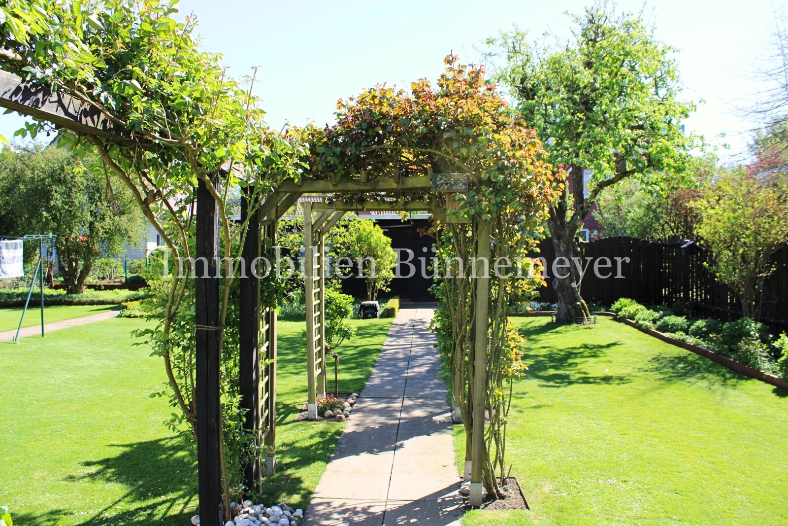 Mehrfamilienhaus mit einem traumhaften Garten