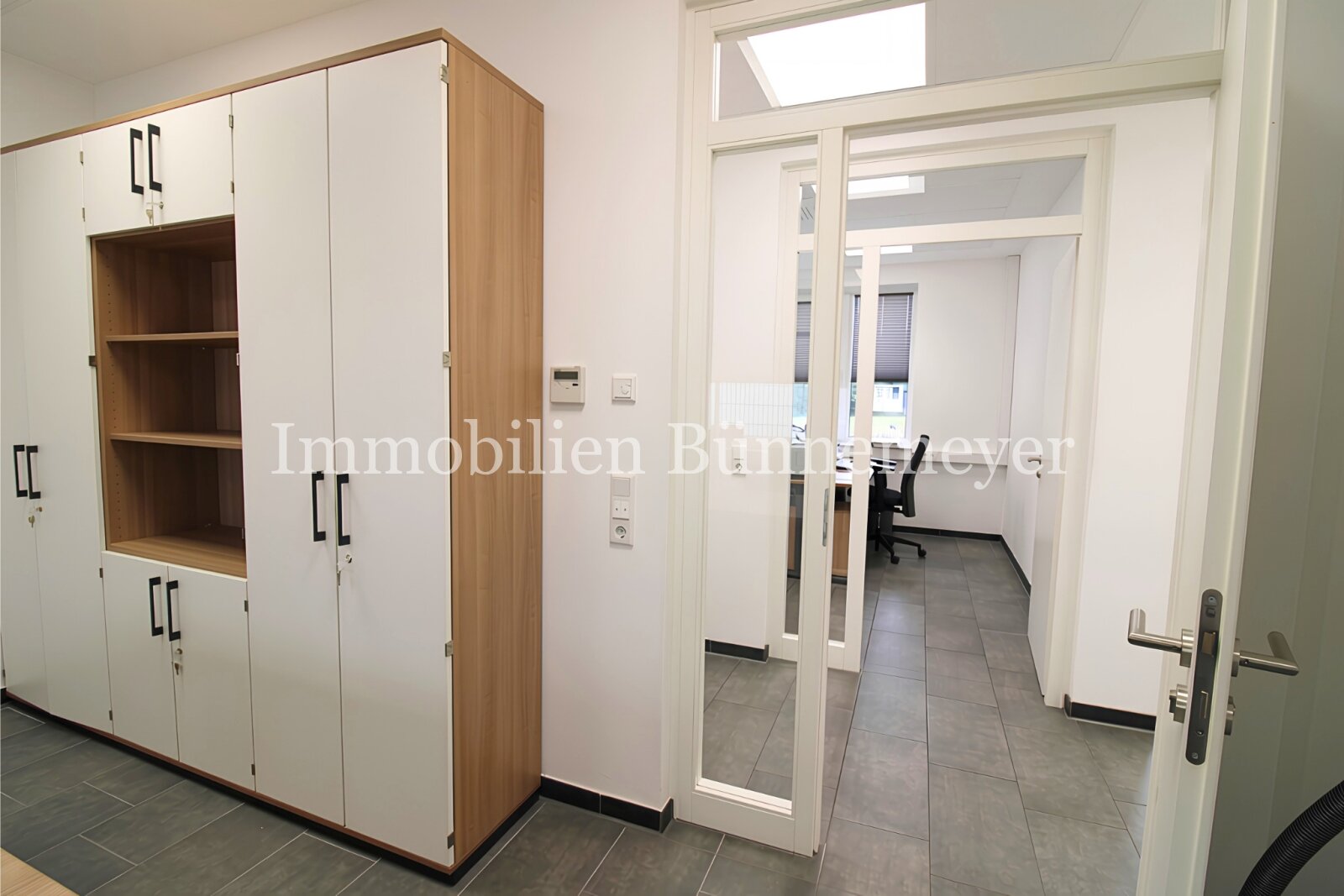 Gewerbeimmobilie mit flexibler Büro- und Hallenfläche in attraktiver Gewerbelage