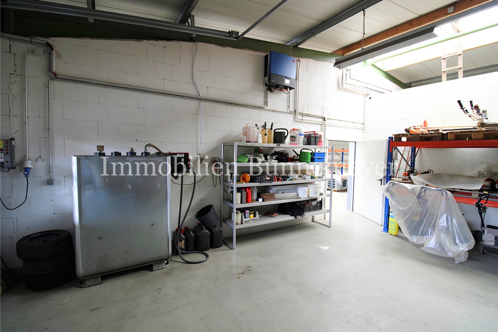 Gewerbeimmobilie mit großer Lagerhalle und Bürofläche in sehr guter Gewerbelage