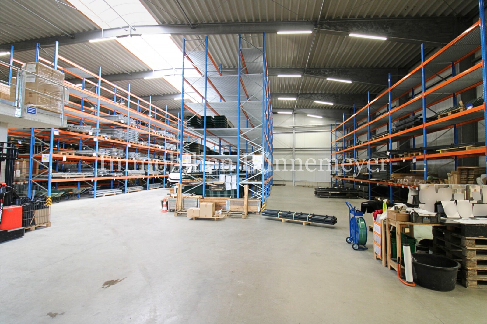 Gewerbeimmobilie mit großer Lagerhalle und Bürofläche in sehr guter Gewerbelage