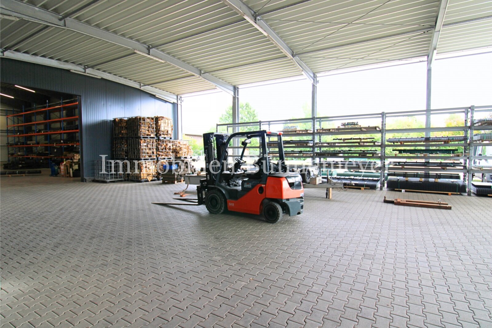 Gewerbeimmobilie mit großer Lagerhalle und Bürofläche in sehr guter Gewerbelage