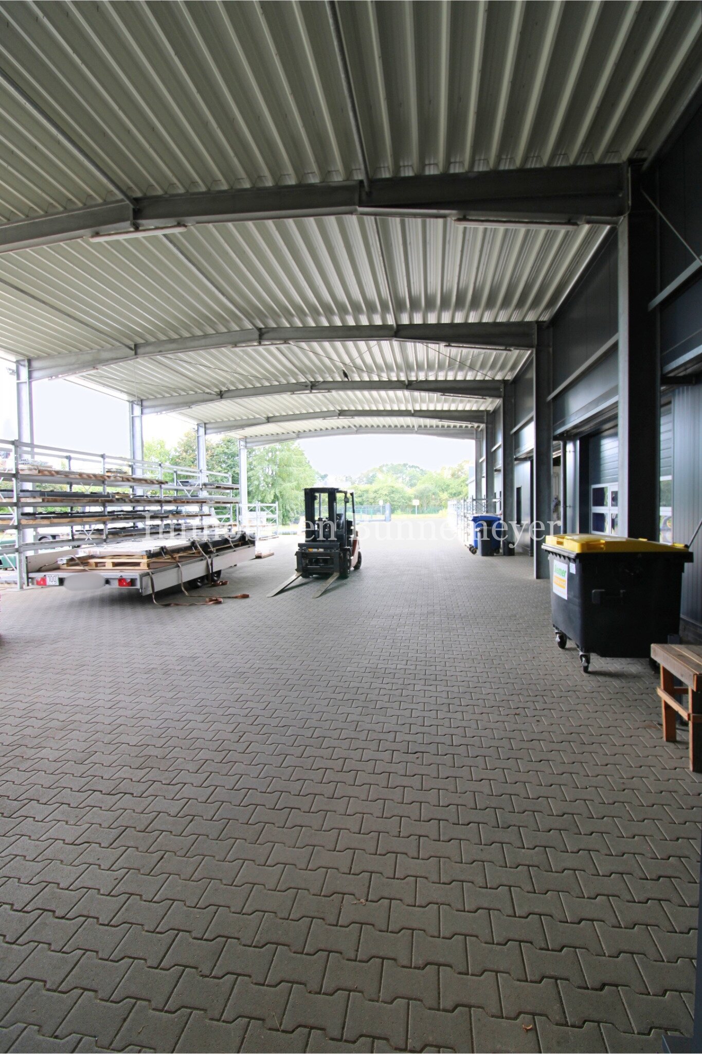 Gewerbeimmobilie mit großer Lagerhalle und Bürofläche in sehr guter Gewerbelage