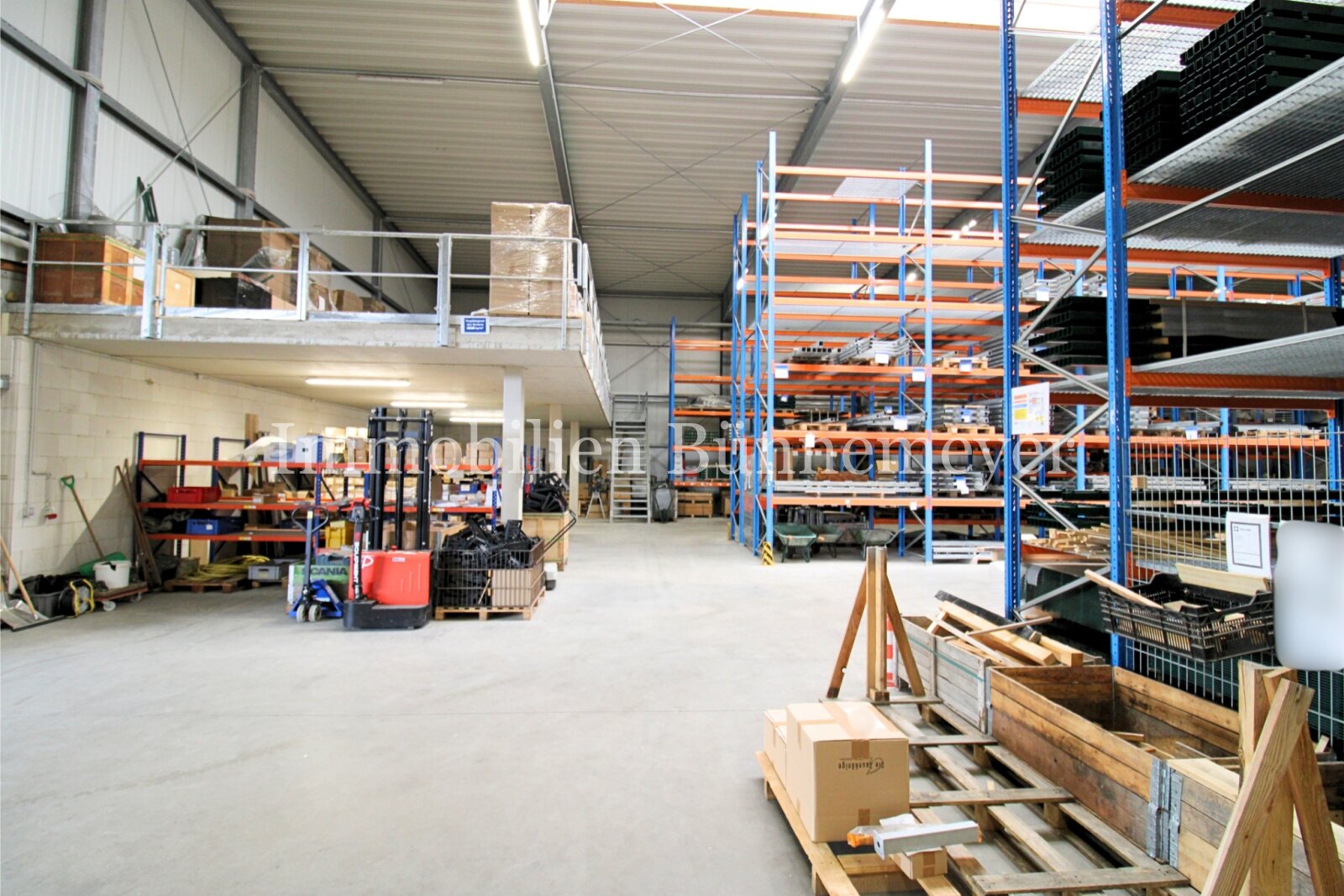 Gewerbeimmobilie mit großer Lagerhalle und Bürofläche in sehr guter Gewerbelage