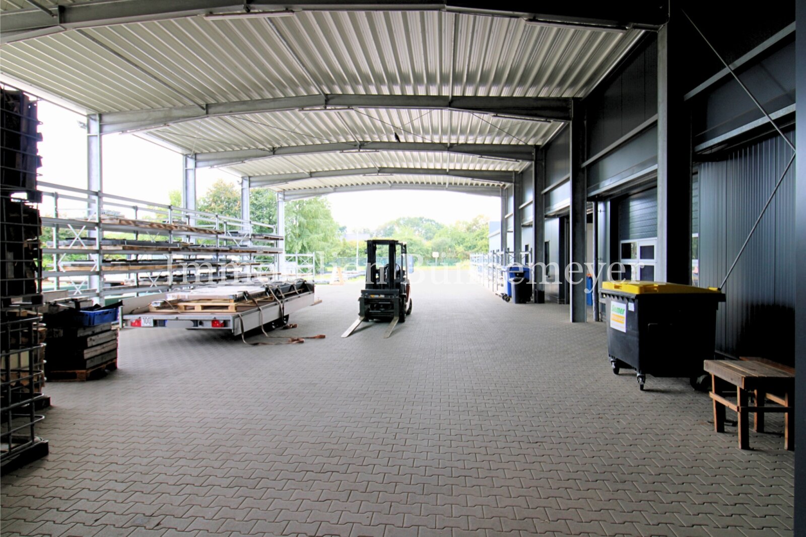 Gewerbeimmobilie mit großer Lagerhalle und Bürofläche in sehr guter Gewerbelage