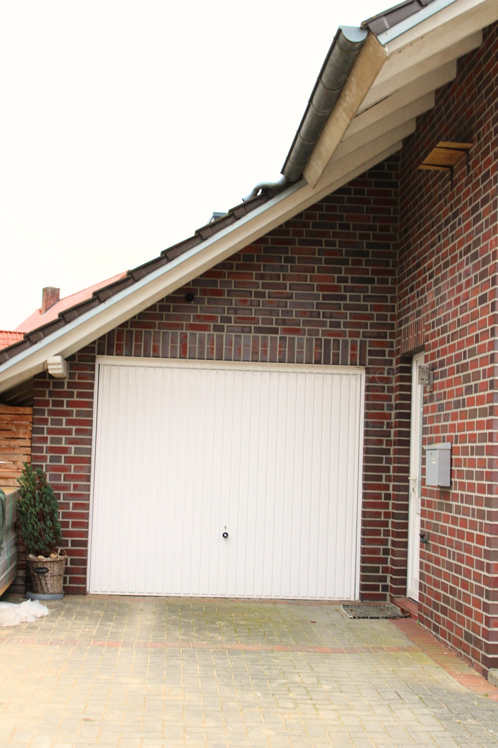 Seitlicher Eingang - Garage