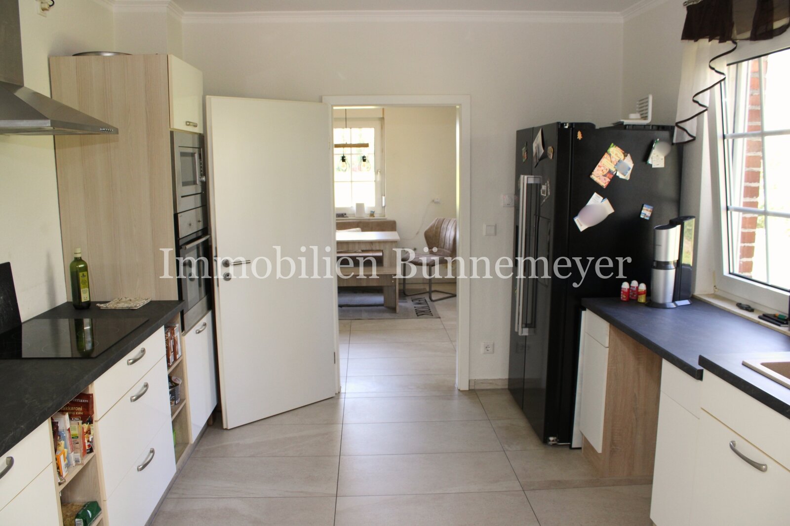 Küchenbereich mit Sicht Zugang Essbereich
