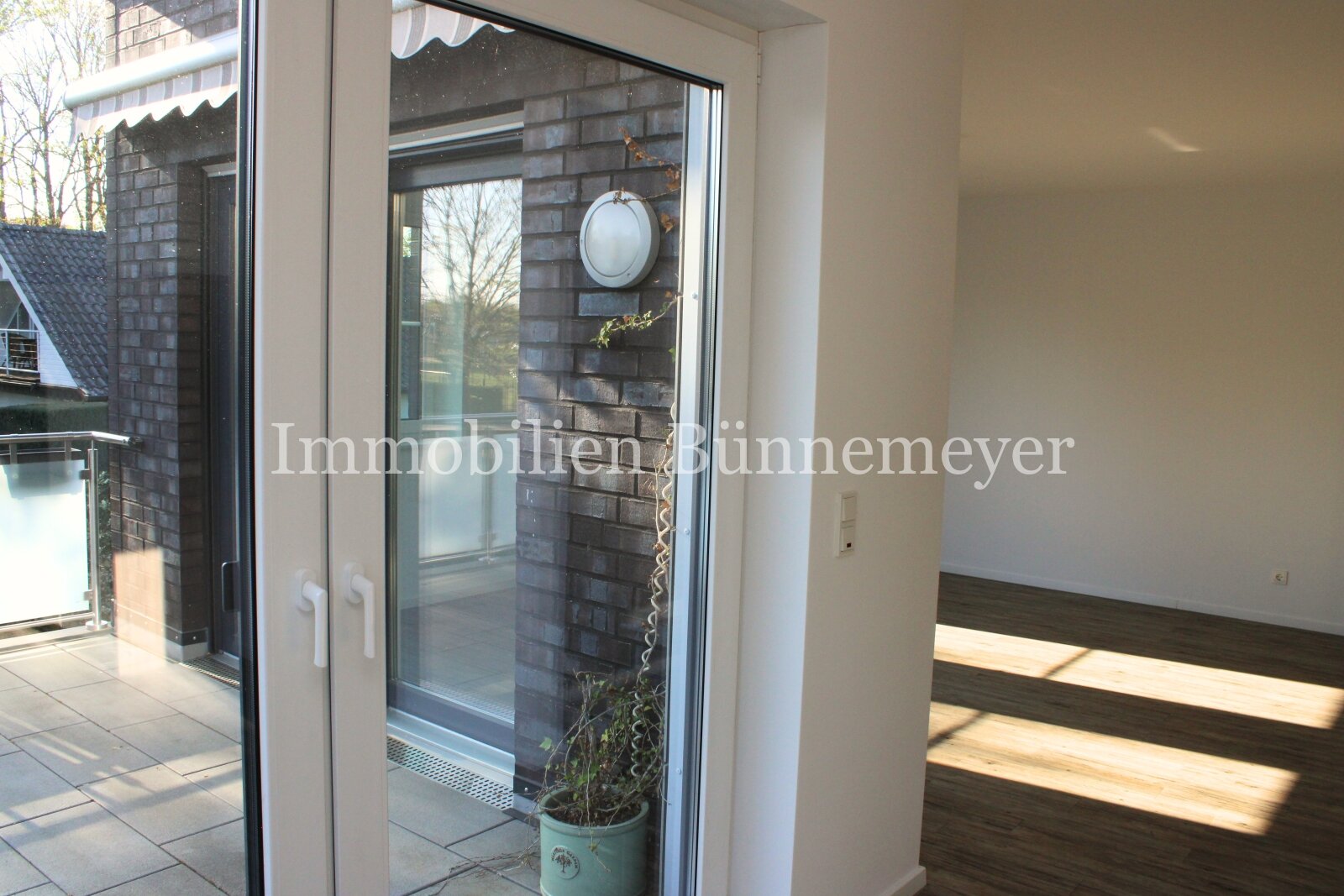 Sicht aus Küche zum Wohnzimmer/Balkon