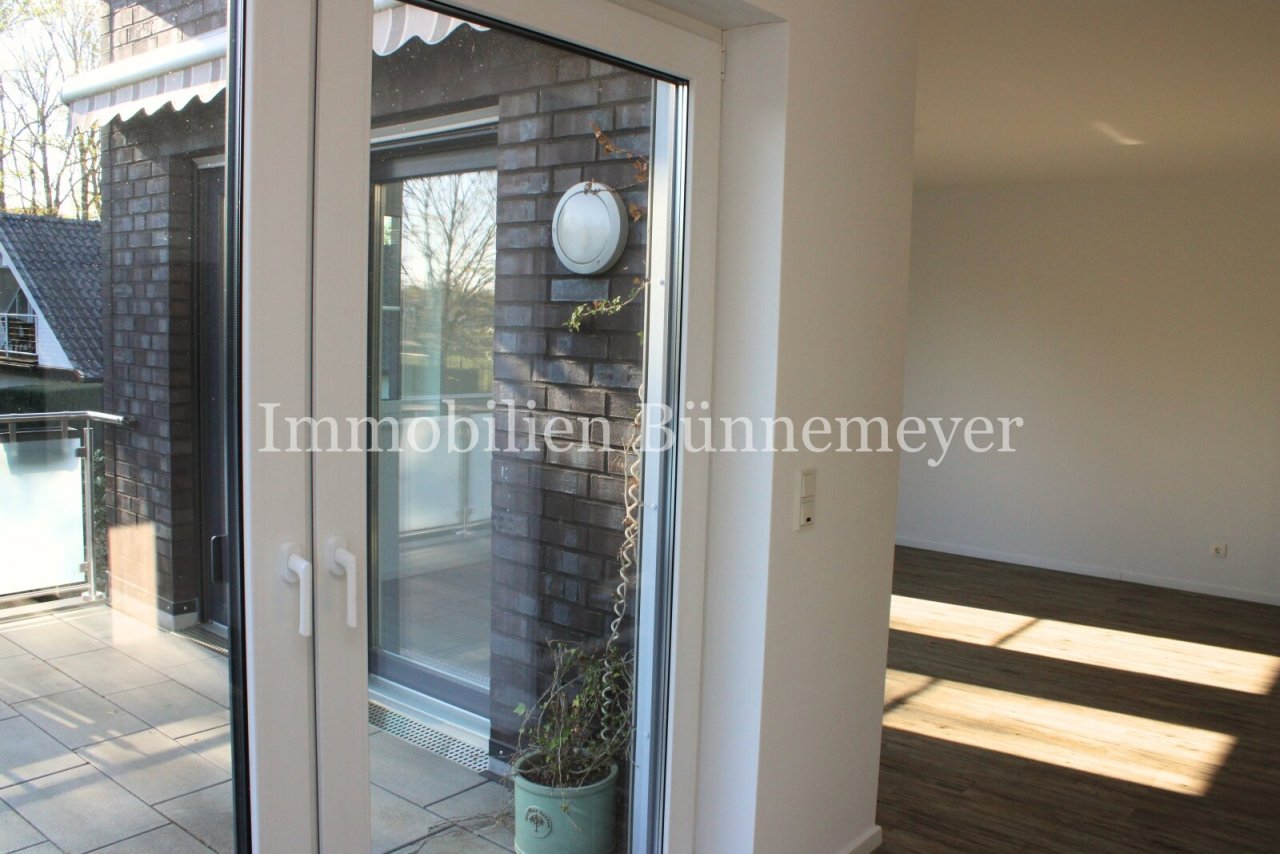 Sicht aus Küche zum Wohnzimmer/Balkon