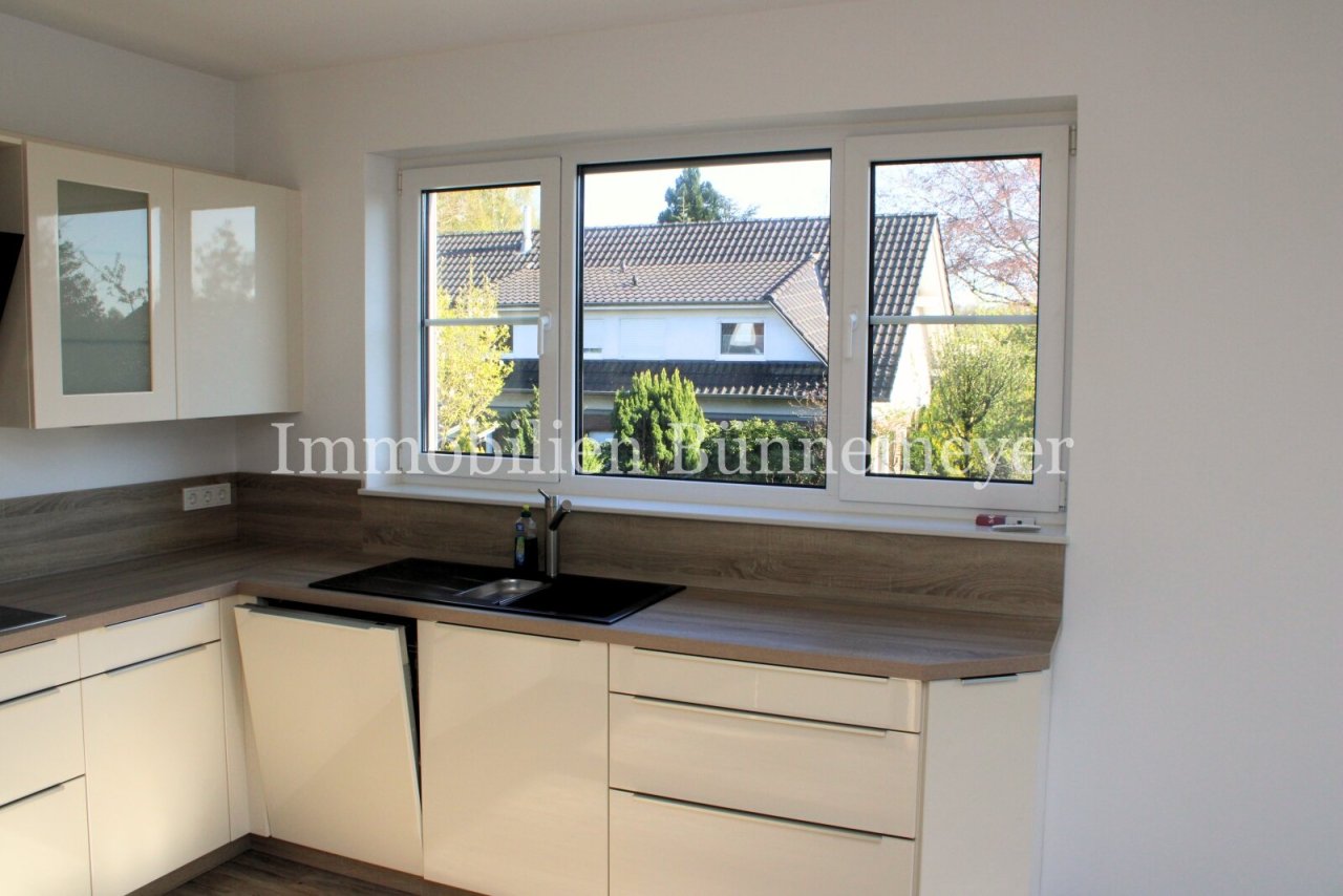 Küchenbereich mit Fensterfront 