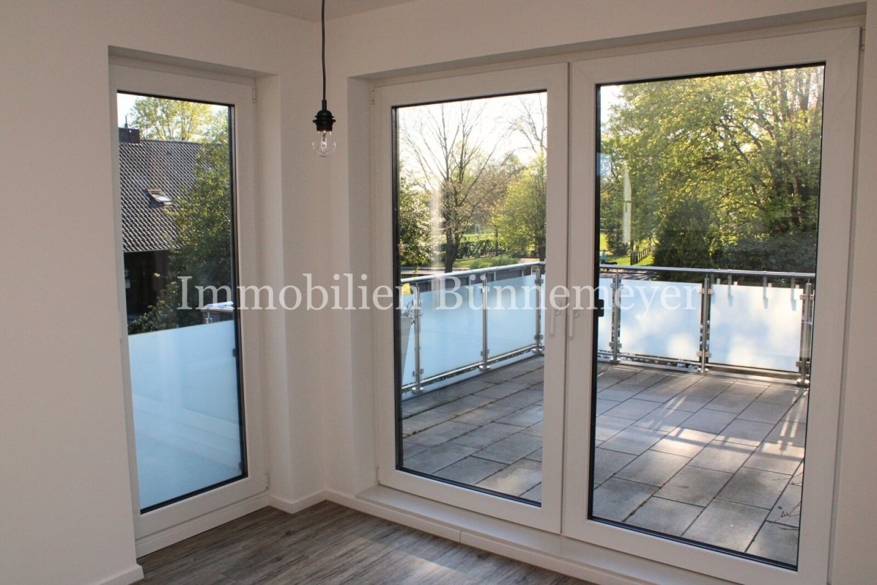 Küche mit Zugang zum Balkon 