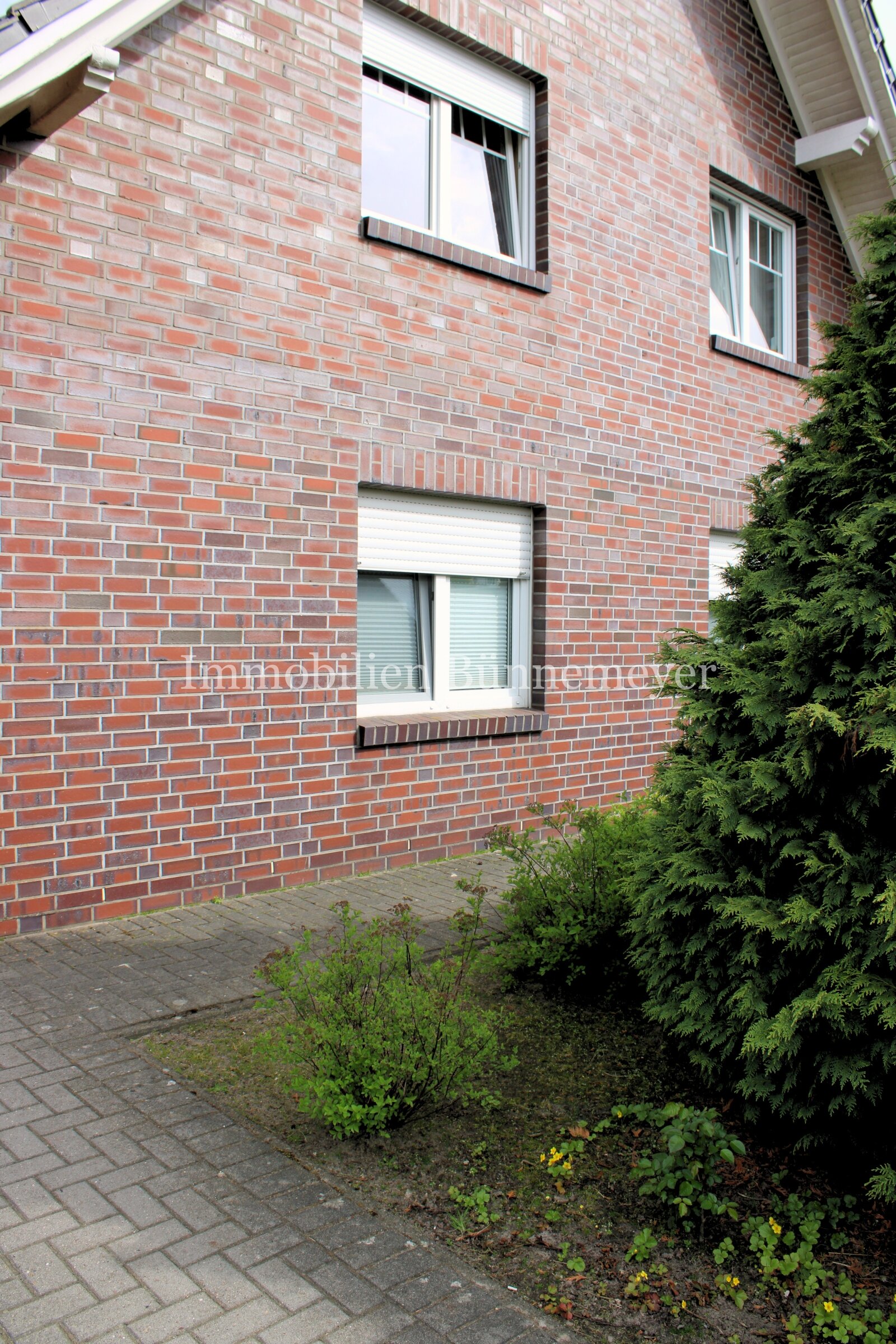 Haus Vorderseite - Hofeinfahrt