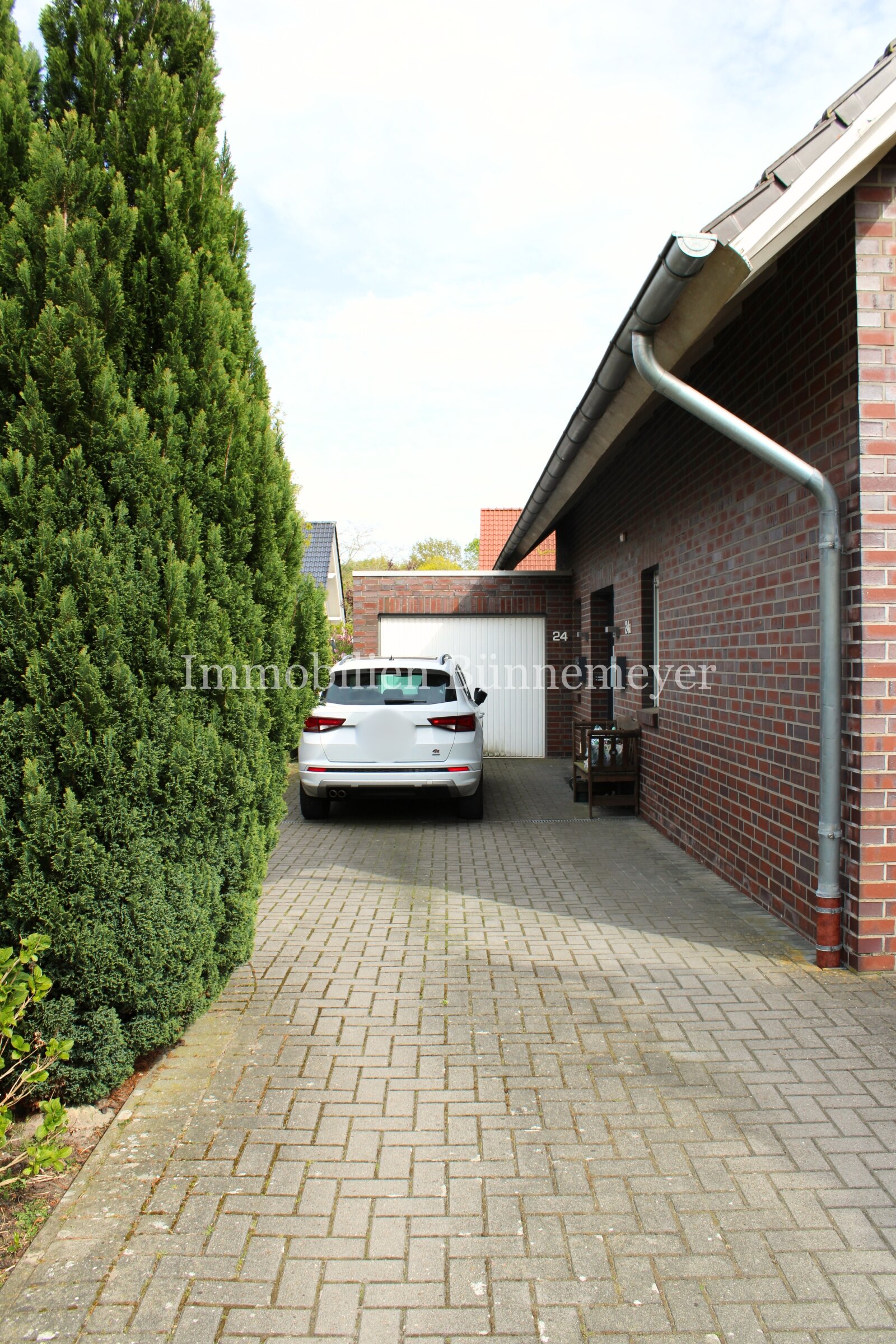 Hofeinfahrt - Eingangstüren EG / OG 