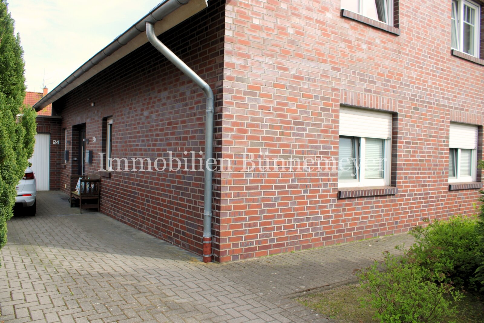 Haus Vorderseite - Hofeinfahrt