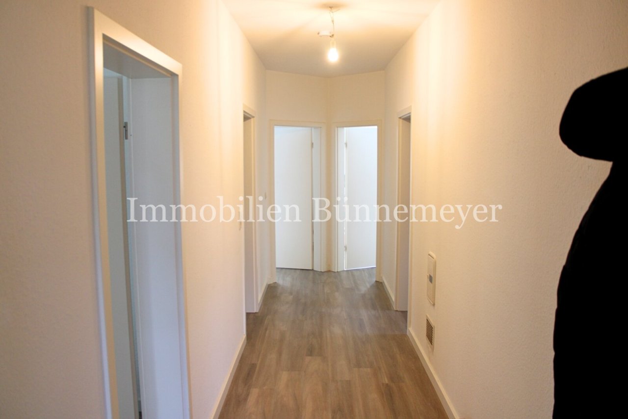 Flur - Sicht aus Küche (Eingangsbereich) 