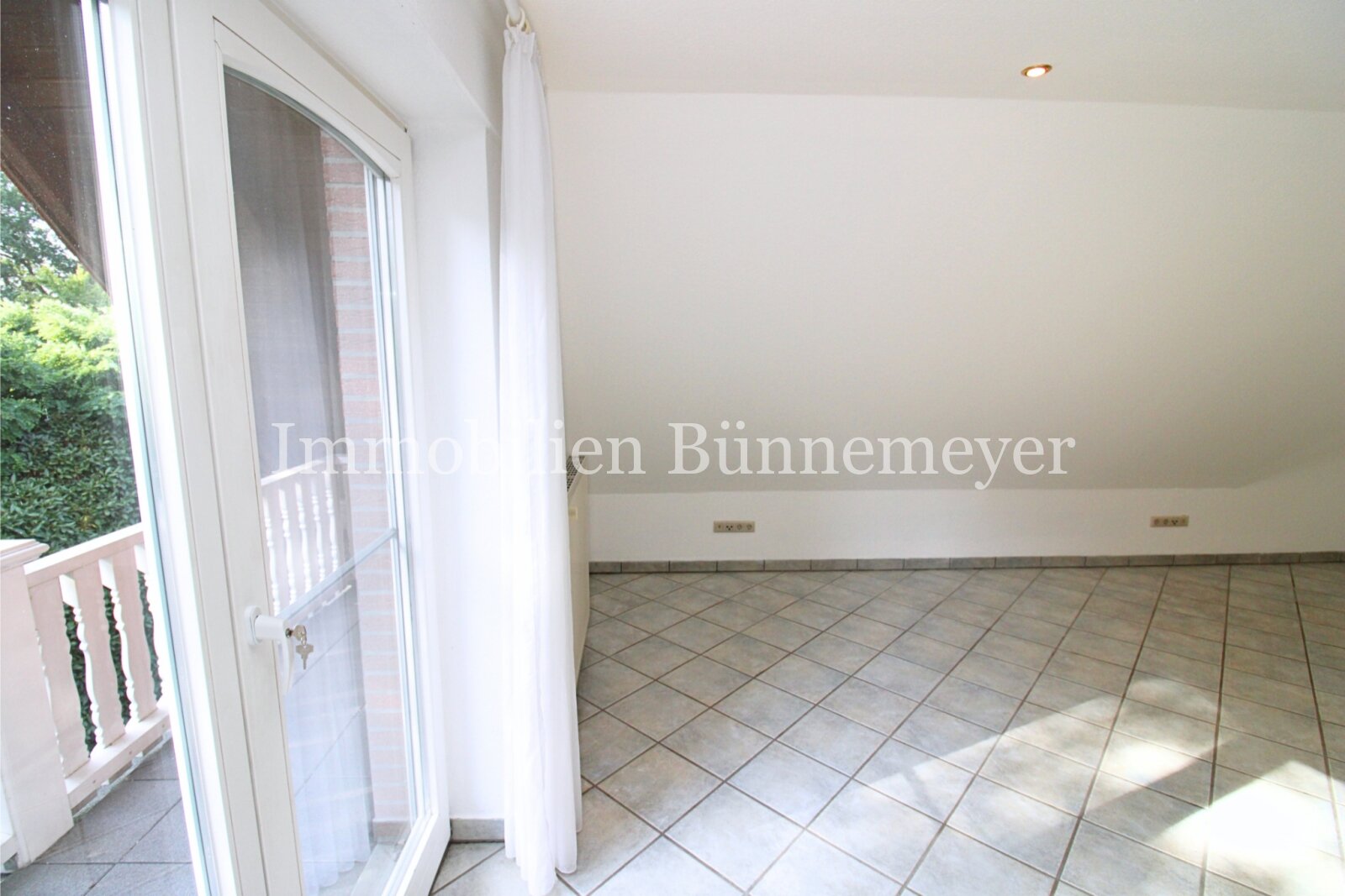 Hauptschlafzimmer mit Zugang zum Balkon Hauptschlafzimmer mit Zugang zum Balkon
