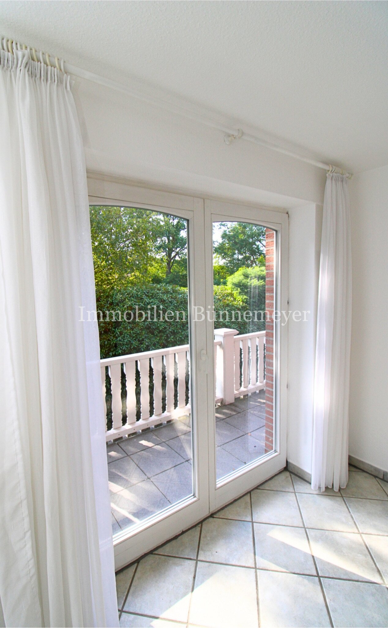 Wohnzimmer mit Zugang zum Balkon Wohnzimmer mit Zugang zum Balkon