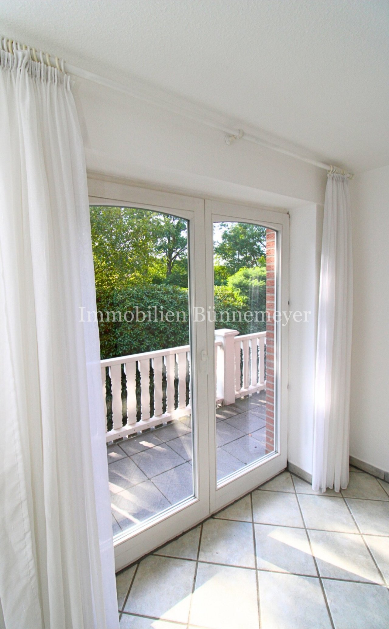 Wohnzimmer mit Zugang zum Balkon Wohnzimmer mit Zugang zum Balkon