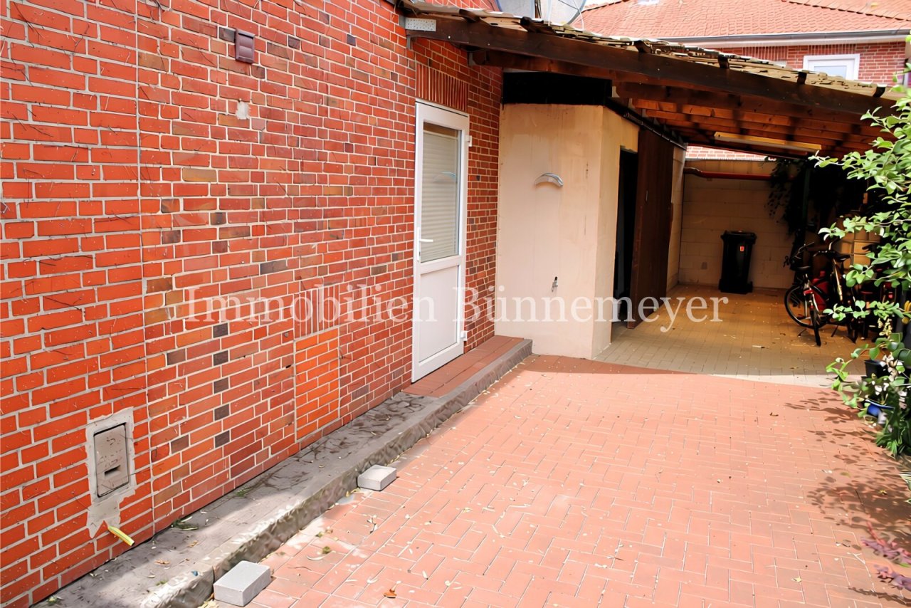 Außenbereich - Zugang zum HWR, Garage, Terrasse Außenbereich - Zugang zum HWR, Garage, Terrasse